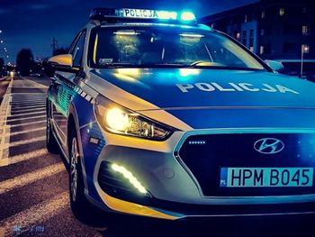 Rzucił butelką z łatwopalną cieczą w radiowóz. Był poważnym przestępcą