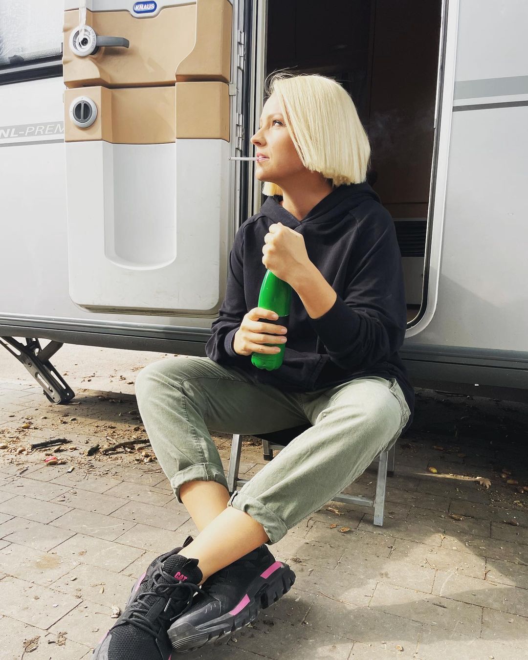 Dorota Szelągowska raczy się papierosem
