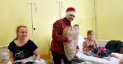 Głogów: Powiatowe Mikołaje odwiedziły dzieci na szpitalnym oddziale. Mali pacjenci dostali prezenty
