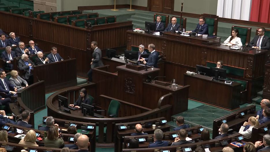 Podczas wystąpienia Donalda Tuska na mównicę nagle wszedł Waldemar Buda. Pokazał Tuskowi jego "100 konkretów"