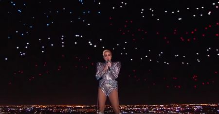 Lady Gaga i drony na Super Bowl