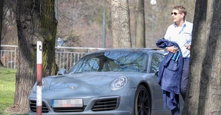 Basiura wsiada do srebrnego porsche (ZDJĘCIA)