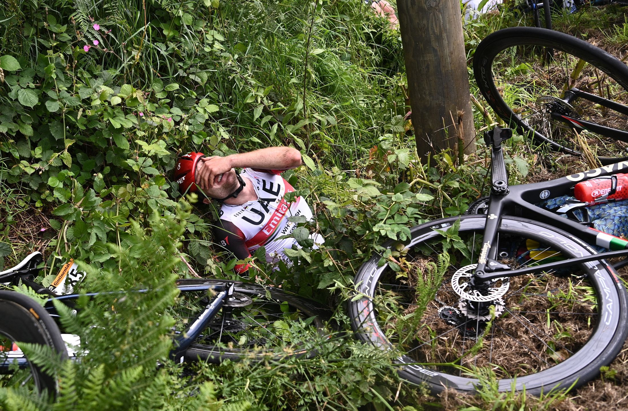 Wielka kraksa podczas Tour de France. Powodem zachowanie fanki 