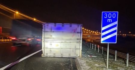 Zgubił kontener na A1. Policjanci odkryli, czemu tego nie zauważył