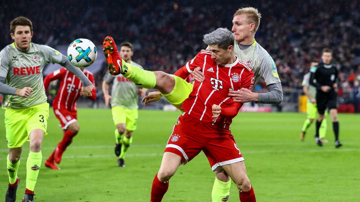 Robert Lewandowski (Bayern) w walce o piłkę podczas meczu z 1FC Koeln
