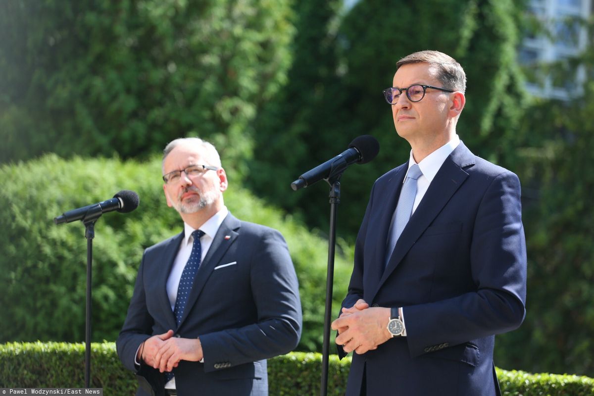 Minister zdrowia Adam Niedzielski oraz premier Mateusz Morawiecki po posiedzeniu sztabu dotyczącego pandemii koronawirusa 