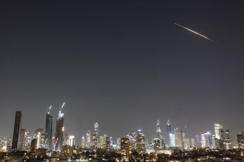 Zmasowany atak na Izrael. Potężne uderzenie ponad 100 rakietami