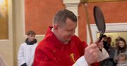 Rzucali w księdza, ten bronił się patelnią! Zaskakujące sceny w kościele