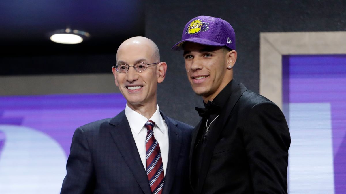 PAP/EPA / JASON SZENES / Na zdjęciu: Adam Silver i Lonzo Ball