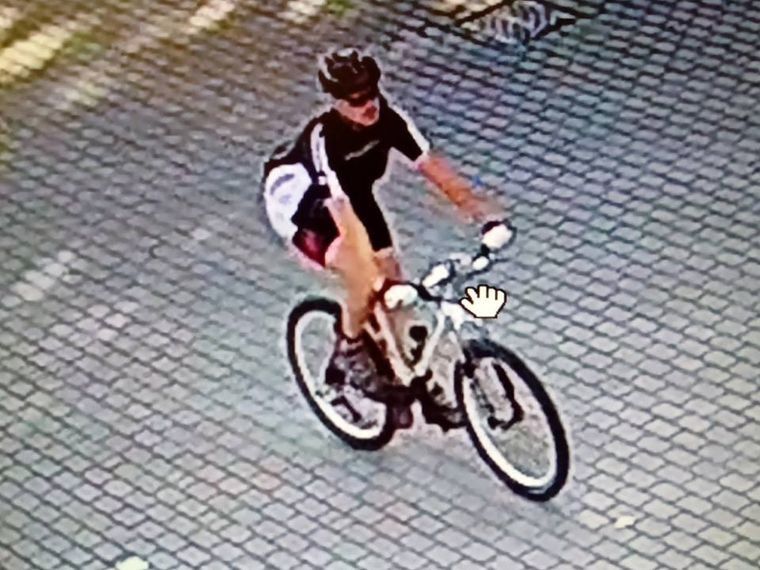 Widziałeś go? Policja i internauci szukają rowerzysty, który obnaża się przy dzieciach
