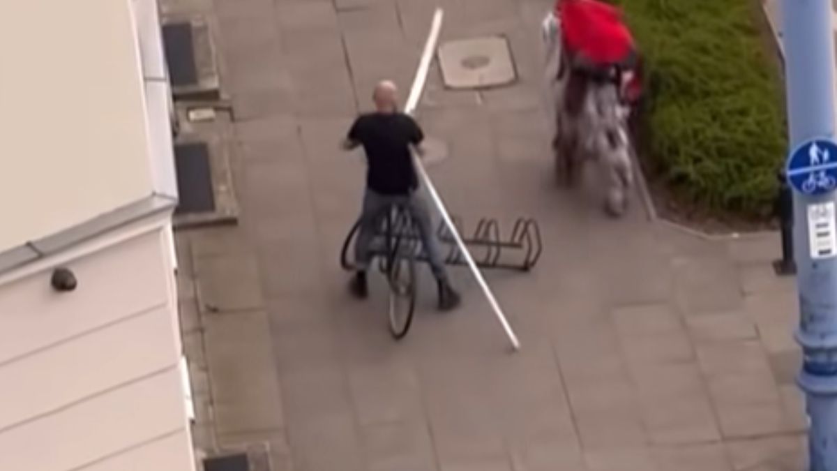 Ukradł rower ze stojakiem.
