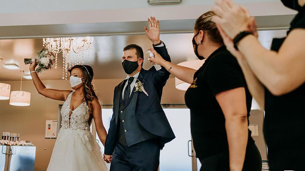Jak wyglądają śluby podczas pandemii? Te zdjęcia mówią wszystko 1