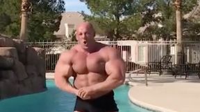 Robert Burneika kontynuuje wakacje. Spędzał czas z córką przy basenie