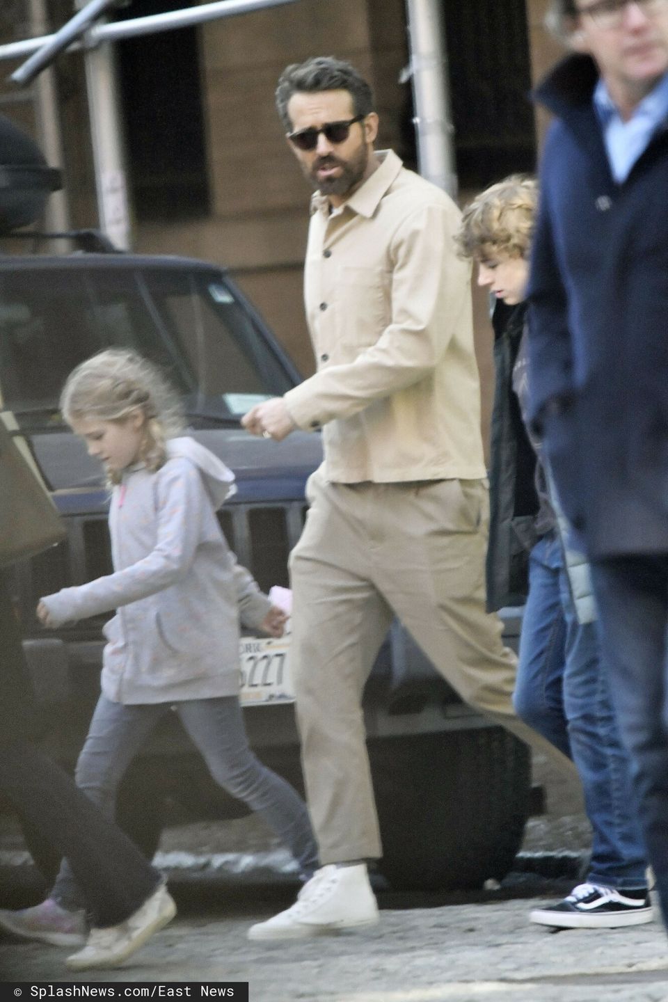 Blake Lively i Ryan Reynolds na rodzinnym spacerze