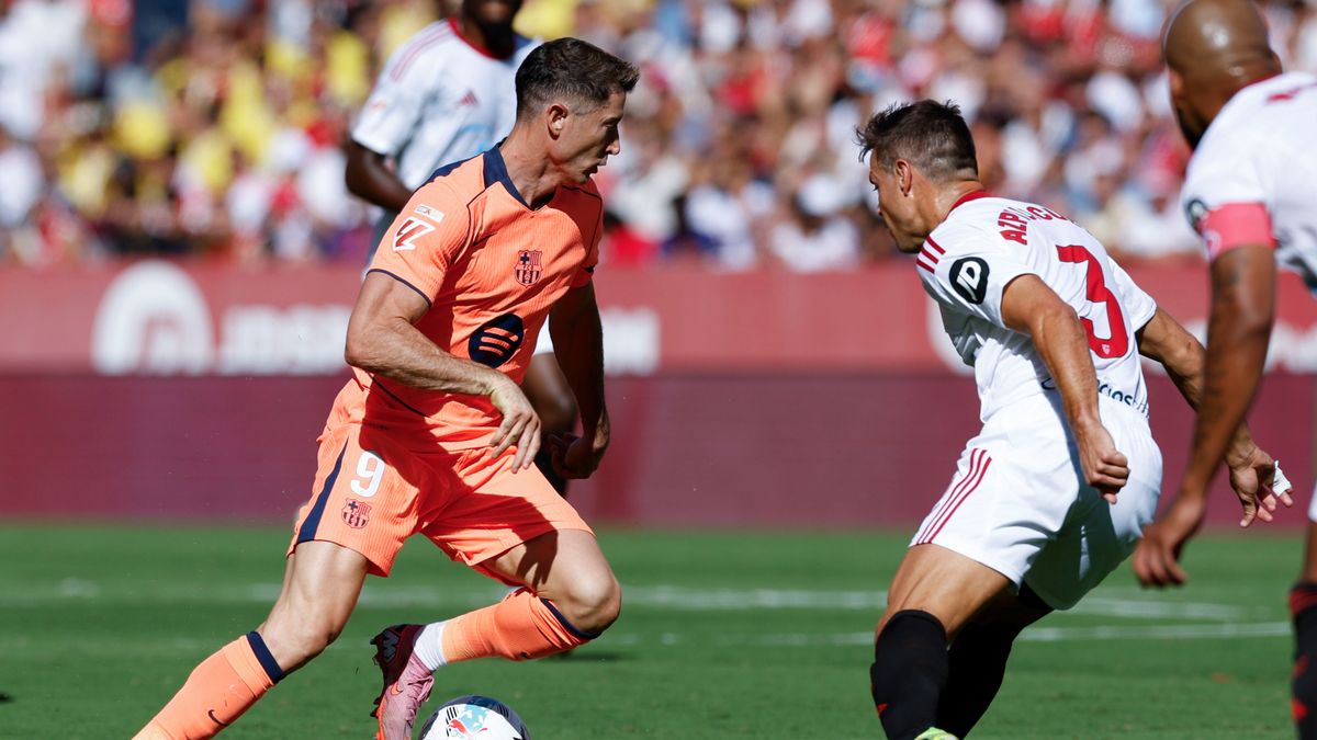 PAP/EPA / PAP/EPA/JULIO MUNOZ / Tym razem Robert Lewandowski wyjazdu do Sewilli nie będzie miło wspominał