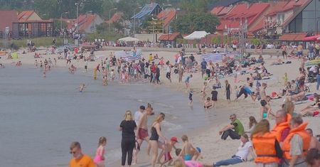 Otwarcie hoteli a bon turystyczny. "Zmarnowanie pieniędzy"