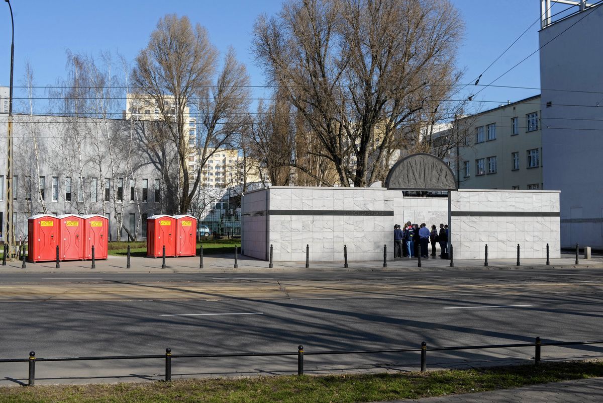 Czerwone wychodki stanęły przy pomniku Umschlagplatz