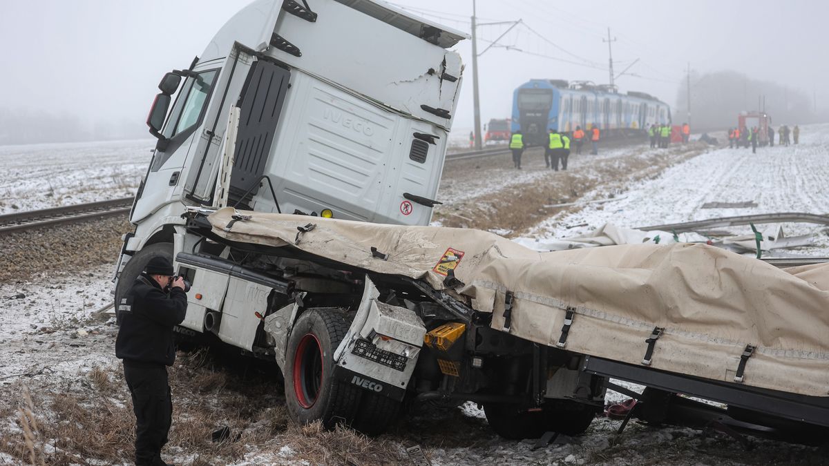 Zderzenie ciężarówki z pociągiem relacji  Kołobrzeg-Poznań na przejeździe kolejowym w Budzyniu