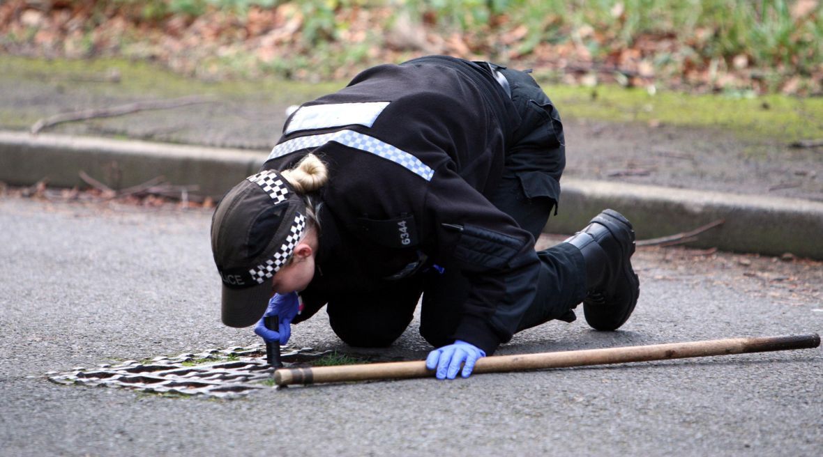 Policjantom poszukującym dowodów zbrodni trudno uwierzyć, że te sceny już gdzieś widzieli. W filmie (zdjęcie ilustracyjne)