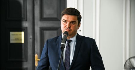 Koronawirus w Polsce. Rośnie liczba zakażeń i zgonów. Wesela na celowniku ministerstwa. "Rozważamy zmiany"