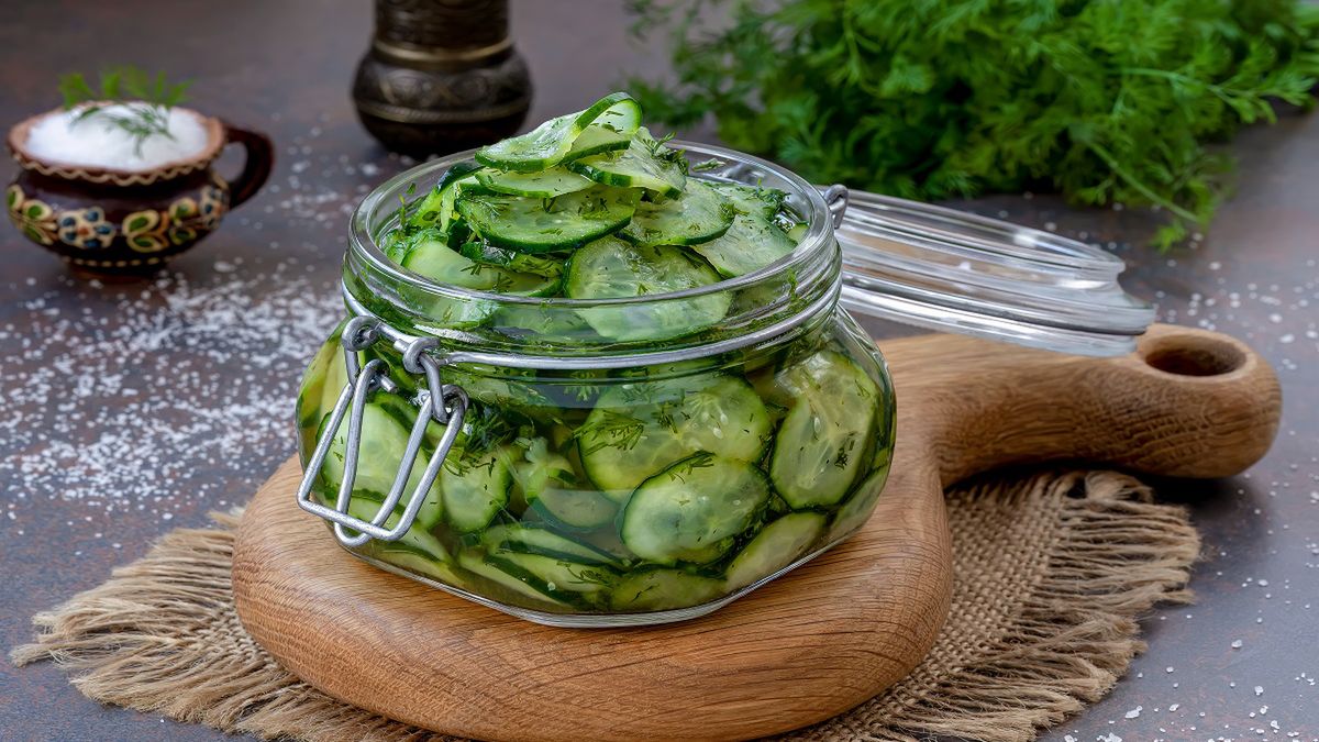 Mizeria w słoiku. Fot. AdobeStock