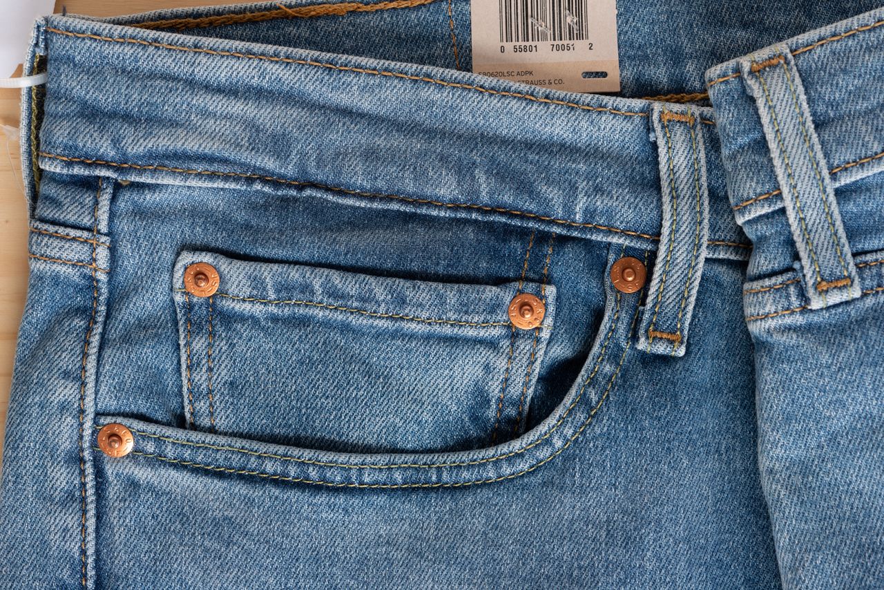 Do czego służy mała kieszonka w jeansach? Na pewno się zdziwisz