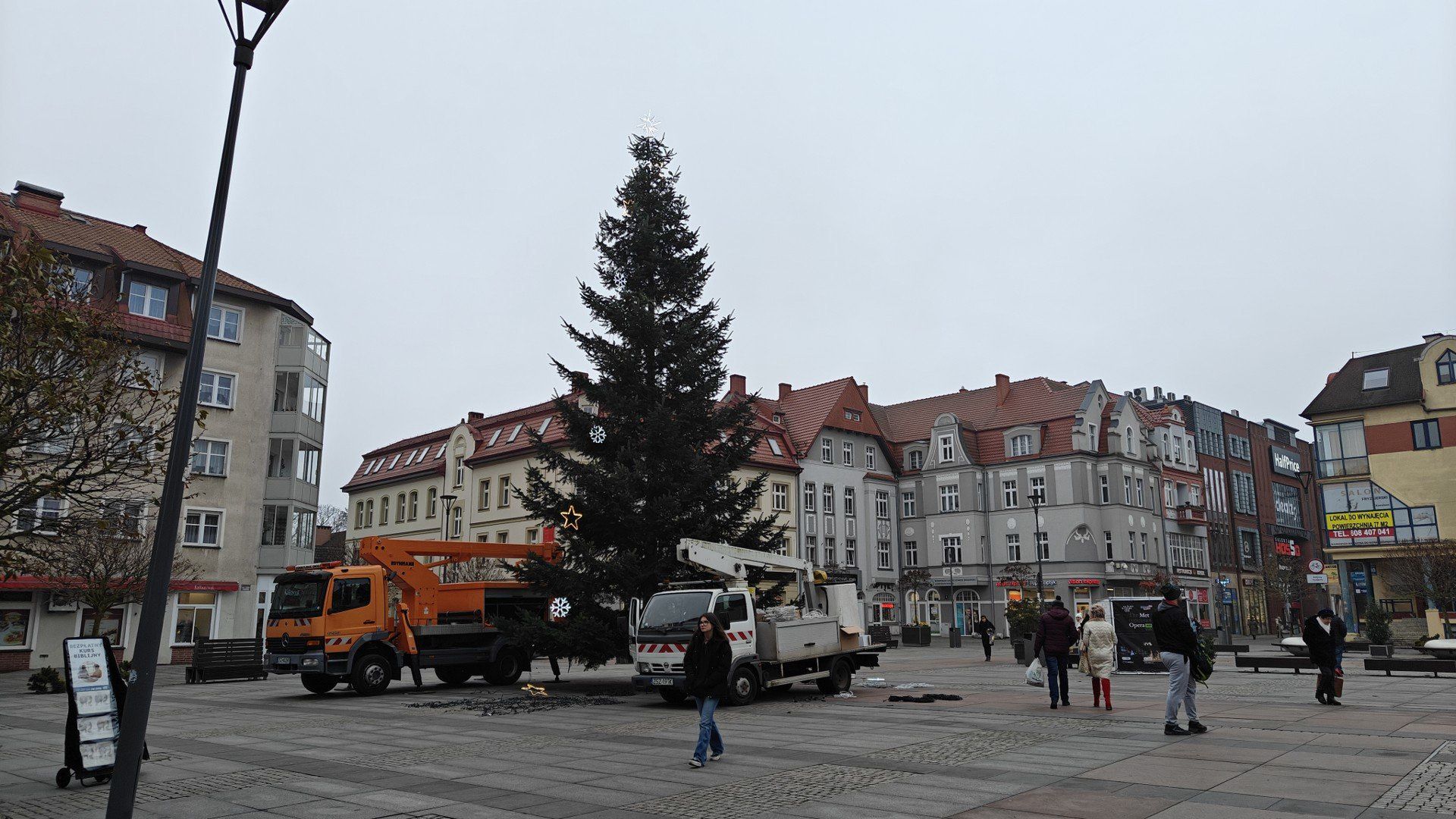 Trwa montaż ozdób na szczecineckiej największej choince