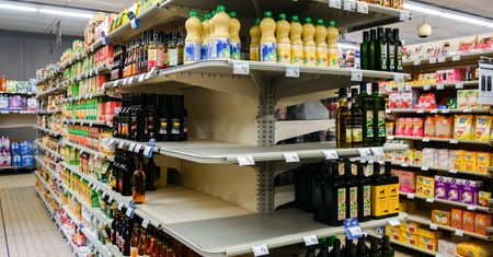 Puste półki we francuskich sklepach. Brakuje oleju i mąki