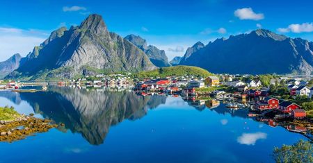 Lofoty, fiordy i miasta jak z pocztówki. Te objazdówki po Norwegii podbijają listy marzeń