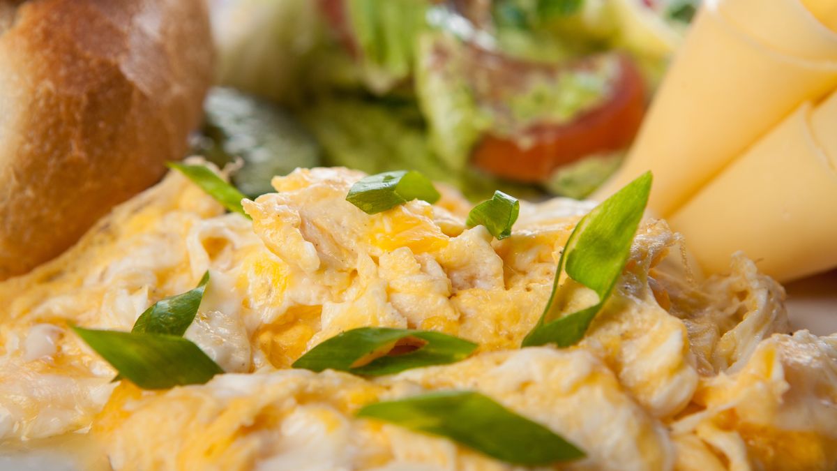 Ten dodatek do jajecznicy może zaskakiwać 