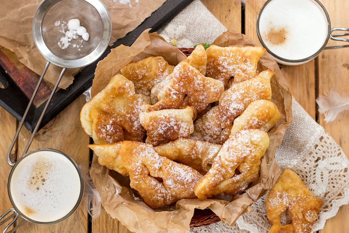Takich faworków nie kupicie w cukierni. Jeden składnik sprawia, że są lekkie i chrupiące