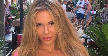 Włożyła "slip dress". Postawiła na najmodniejszy kolor