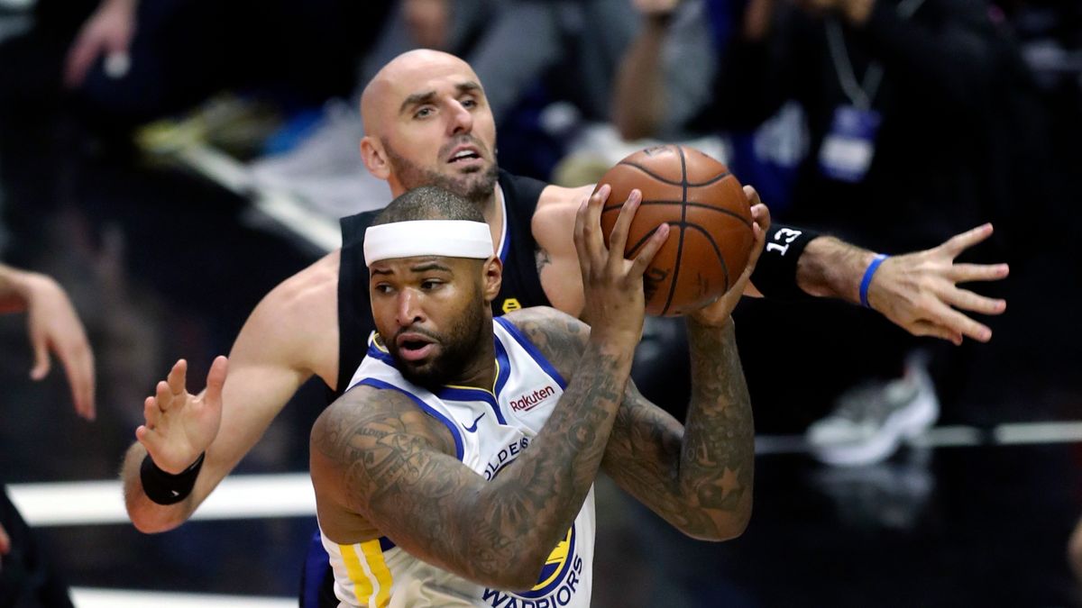 PAP / MIKE NELSON / Na zdjęciu: DeMarcus Cousins. W tle Marcin Gortat