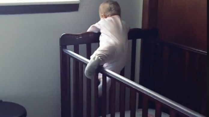 Mama przyłapała niemowlę na ucieczce. Nagranie stało się hitem