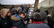Kryzys na granicy: Białorusini pomagają budować obóz migrantom i dostarczają im prąd