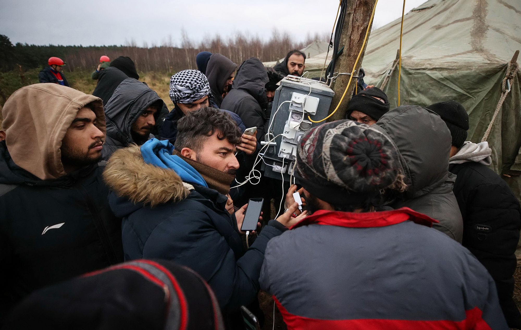 Kryzys na granicy: Białorusini pomagają budować obóz migrantom i dostarczają im prąd 1