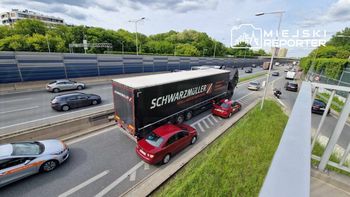 Warszawa. Zepsuta ciężarówka zablokowała nitkę lokalną S8. 10 linii autobusowych na objazdach