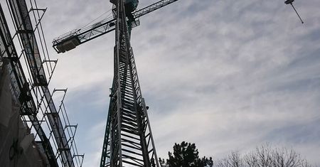 Akcja ratunkowa na budowie w Lublinie. Operator żurawia miał blisko 3 promile