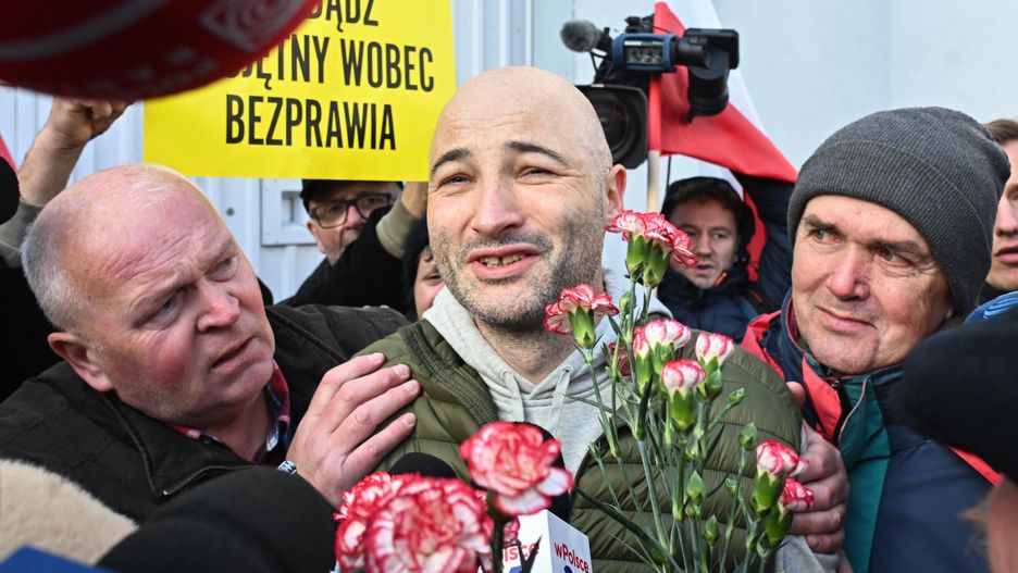 ks. Micha� Olszewski
Radek Pietruszka
areszt, budynek, ksi�dz, micha� olszewski, opuszczenue, por�czenie maj�tkowe, powitanie, sprawa ksi�dza micha�a olszewskiego, kaucja, prezes fundacji Profeto
