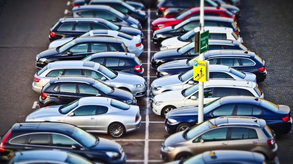 Zostawił samochód na strzeżonym parkingu. Dostał mandat.