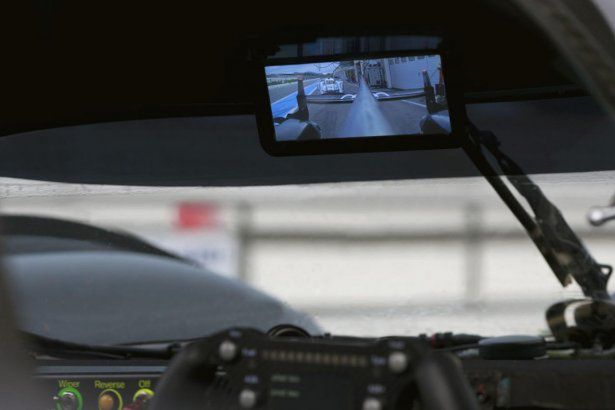 Wyświetlacz AMOLED jako lusterko wsteczne w wyścigowym Audi R18