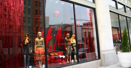 H&M każdego roku pali tony ubrań. Twierdzi, że to obowiązek wobec klienta