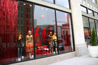 H&M każdego roku pali tony ubrań. Twierdzi, że to obowiązek wobec klienta