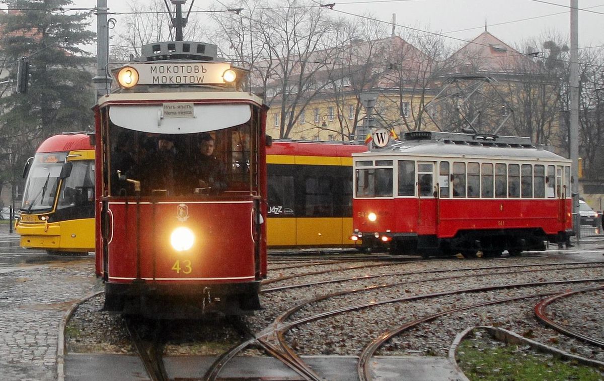 150-lecie Tramwajów Warszawskich. Przez stolicę przejechała parada zabytkowych pojazdów [ZDJĘCIA]