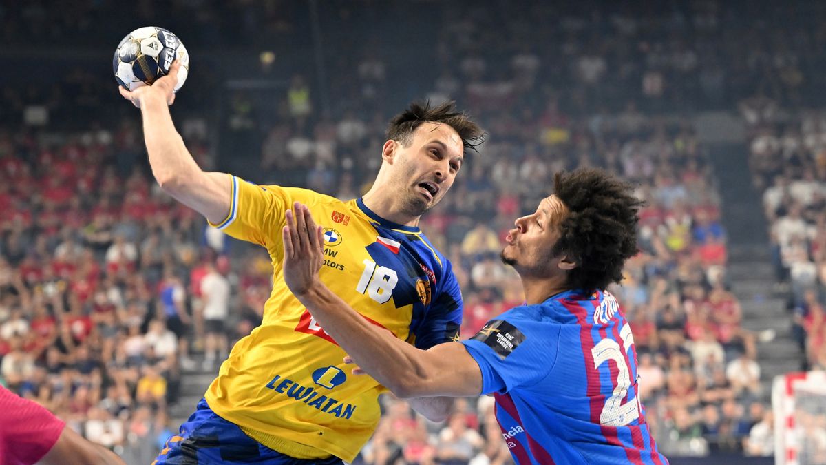 PAP/EPA / ULRICH HUFNAGEL / Na zdjęciu: Igor Karacić (z piłką)