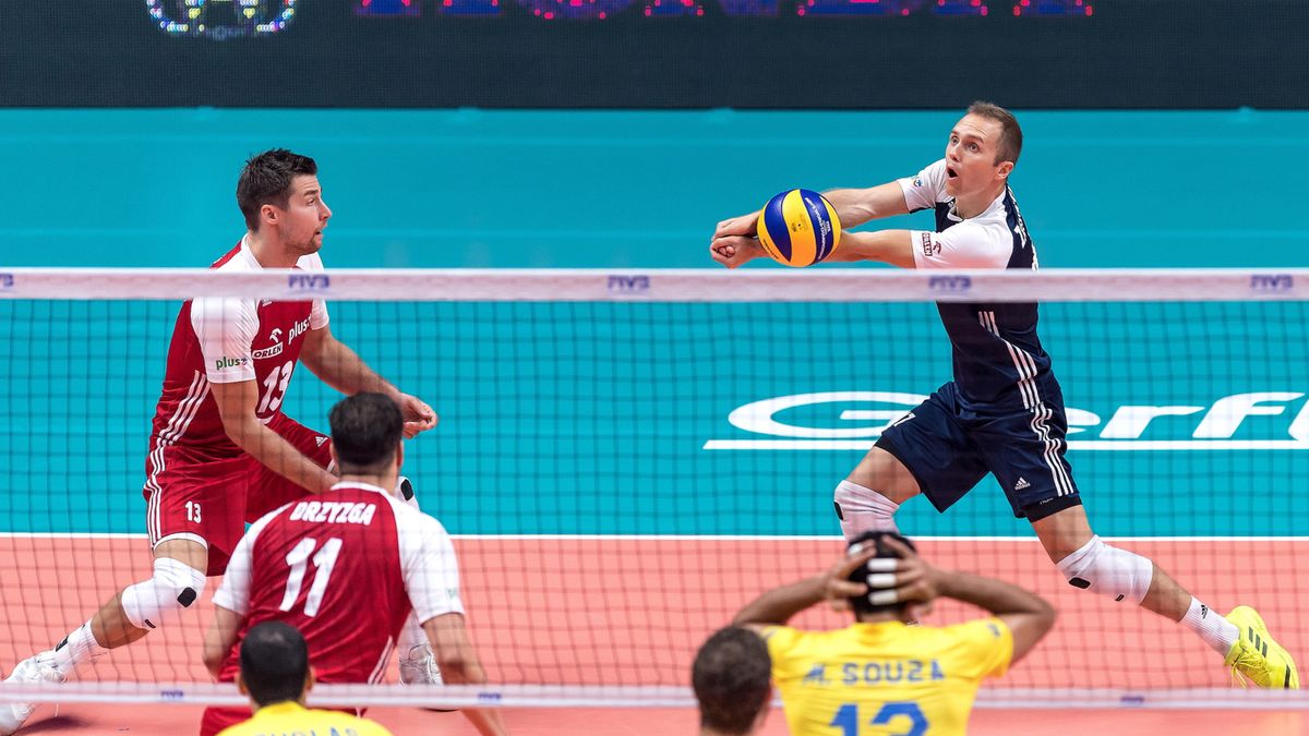 PAP / Maciej Kulczyński / Na zdjęciu: Polacy Michał Kubiak (L), Fabian Drzyzga (2L) i Paweł Zatorski (P) oraz Douglas Souza (3L), Bruno Rezende (3P) i Mauricio Souza (2P) z Brazylii