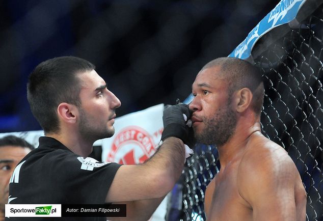 Vahagn Petrosyan (po lewej) w roli cutmana na gali PROMMAC we Wrocławiu