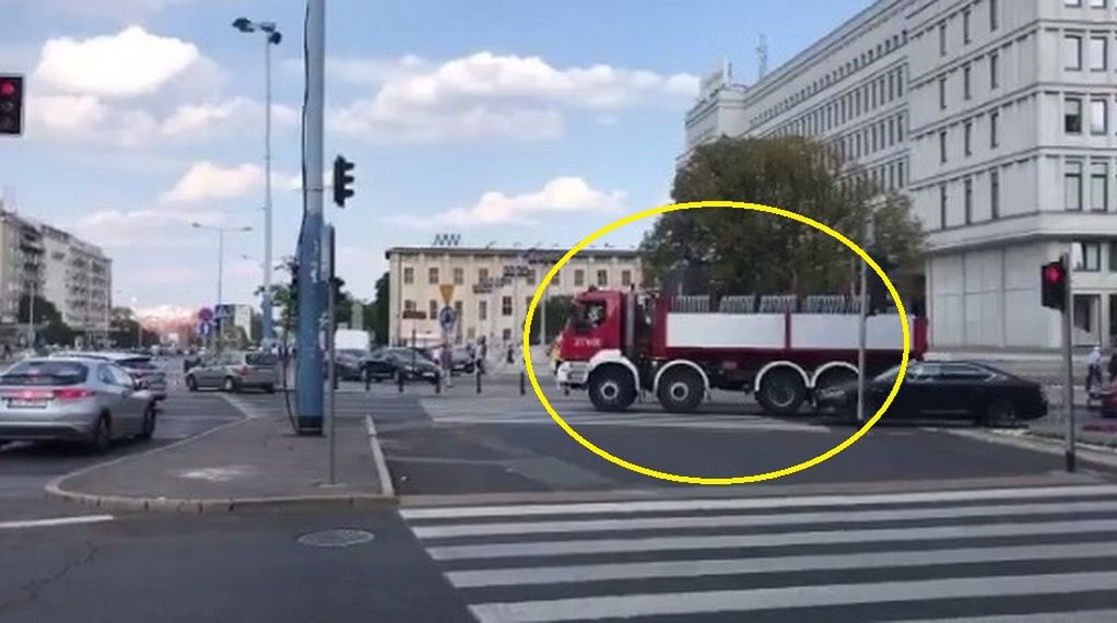 Krakowskie Przedmieście jak twierdza. Strażacy wozili barierki na miesięcznicę