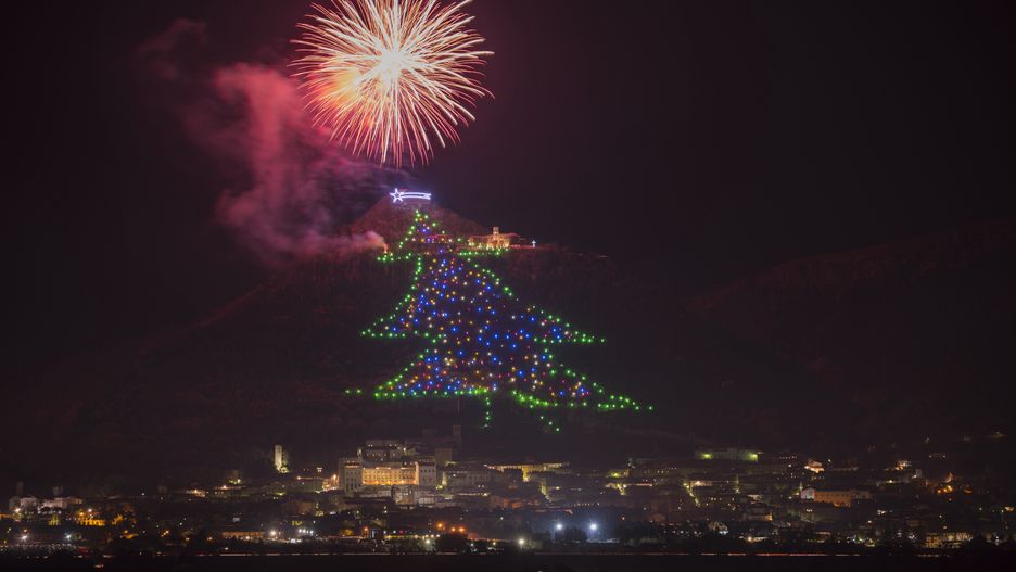 Choinka na Monte Ingino we Włoszech 