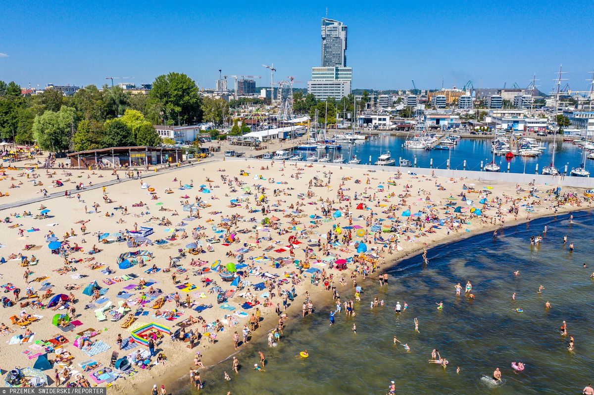 W sierpniu plaża w Gdyni była oblegana przez turystów